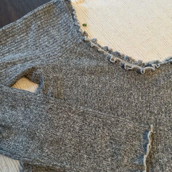 grey Abercrombie & Fitch ruffle hem off the shoulder top - Picture 4 of 4